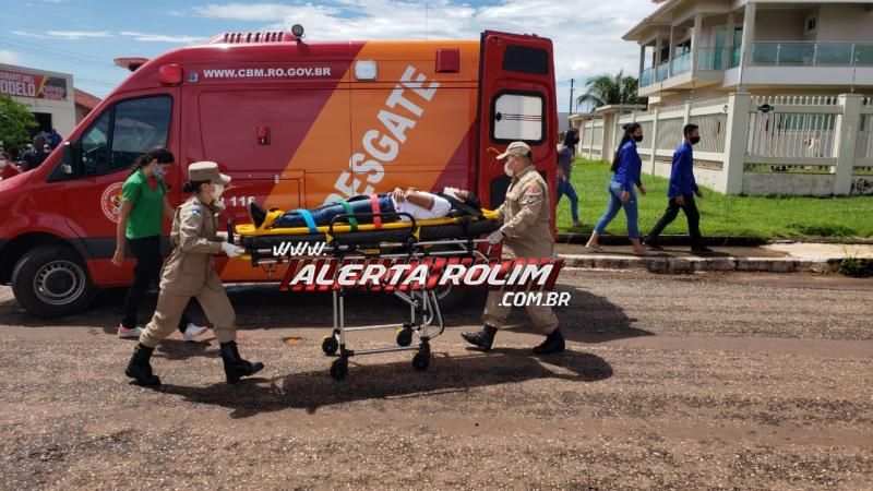 Mulher é socorrida pelos bombeiros após acidente entre moto e carro, no centro de Rolim de Moura Mulher é socorrida pelos bombeiros após acidente entre moto e carro, no centro de Rolim de Moura