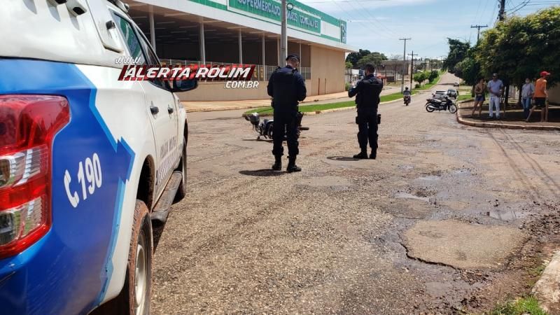 Mulher é socorrida pelos bombeiros após acidente entre moto e carro, no centro de Rolim de Moura Mulher é socorrida pelos bombeiros após acidente entre moto e carro, no centro de Rolim de Moura