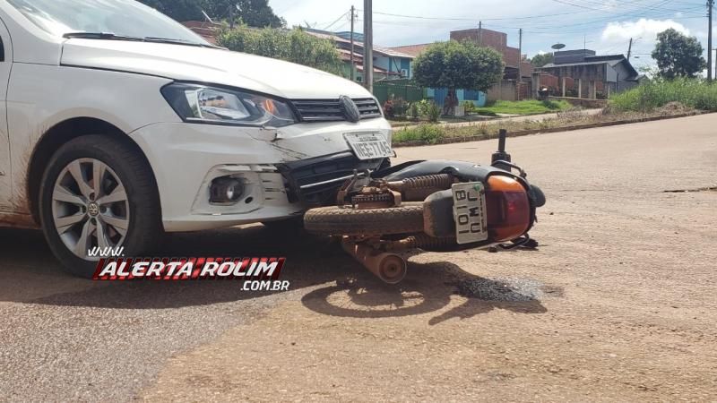 Mulher fica ferida após sua moto ser atingida por carro no Bairro Boa Esperança em Rolim de Moura Mulher fica ferida após sua moto ser atingida por carro no Bairro Boa Esperança em Rolim de Moura