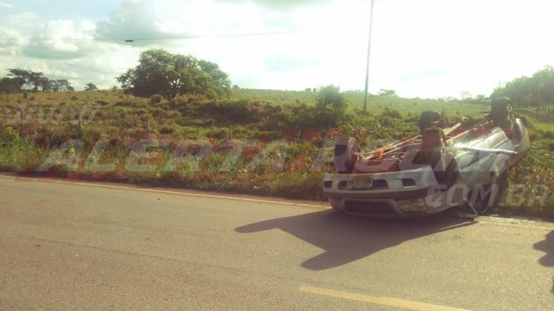 Para não bater em motociclista, motorista de caminhonete desvia e capota na RO-383, em Rolim de Moura Para não bater em motociclista, motorista de caminhonete desvia e capota na RO-383, em Rolim de Moura