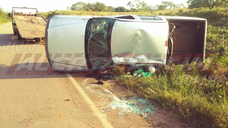 Para não bater em motociclista, motorista de caminhonete desvia e capota na RO-383, em Rolim de Moura Para não bater em motociclista, motorista de caminhonete desvia e capota na RO-383, em Rolim de Moura