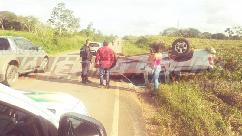 Para não bater em motociclista, motorista de caminhonete desvia e capota na RO-383, em Rolim de Moura Para não bater em motociclista, motorista de caminhonete desvia e capota na RO-383, em Rolim de Moura