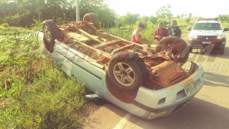 Para não bater em motociclista, motorista de caminhonete desvia e capota na RO-383, em Rolim de Moura Para não bater em motociclista, motorista de caminhonete desvia e capota na RO-383, em Rolim de Moura