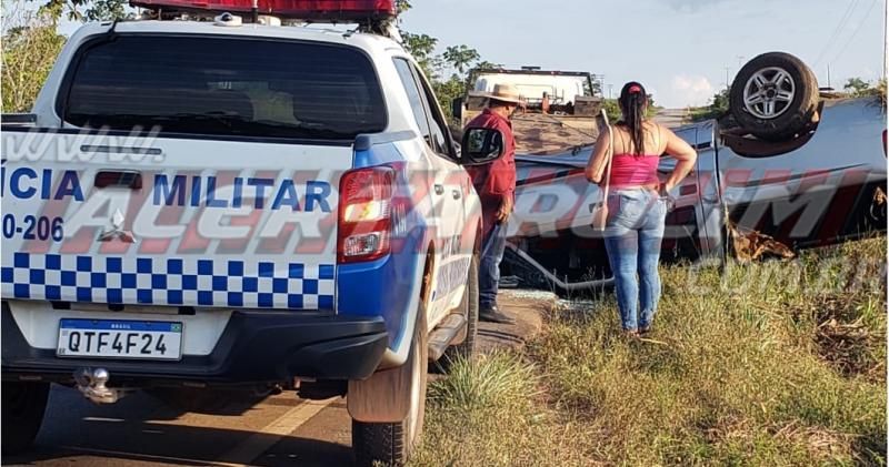 Para não bater em motociclista, motorista de caminhonete desvia e capota na RO-383, em Rolim de Moura Para não bater em motociclista, motorista de caminhonete desvia e capota na RO-383, em Rolim de Moura