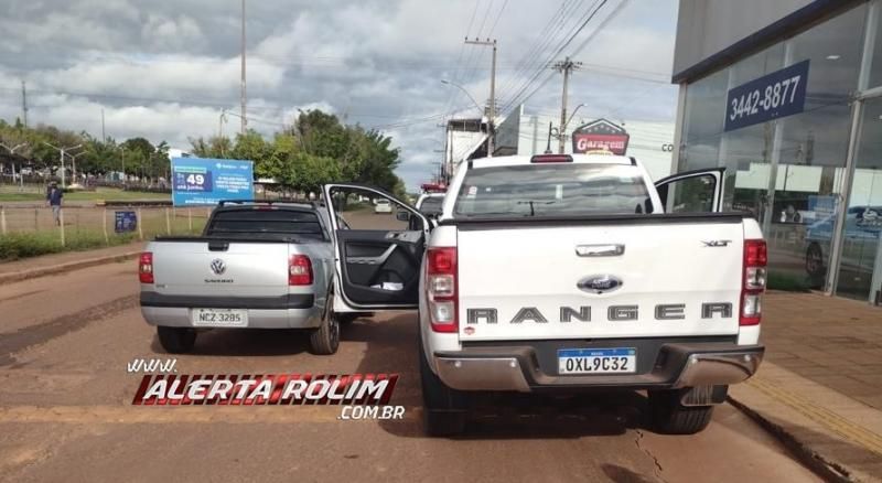 Saveiro atinge porta de caminhonete após condutor abri-la para sair do veículo em Rolim de Moura Saveiro atinge porta de caminhonete após condutor abri-la para sair do veículo em Rolim de Moura