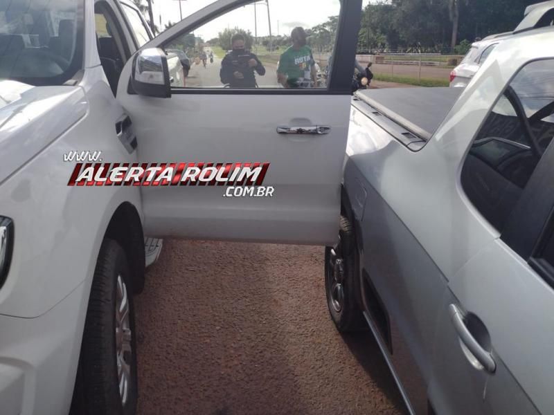 Saveiro atinge porta de caminhonete após condutor abri-la para sair do veículo em Rolim de Moura Saveiro atinge porta de caminhonete após condutor abri-la para sair do veículo em Rolim de Moura