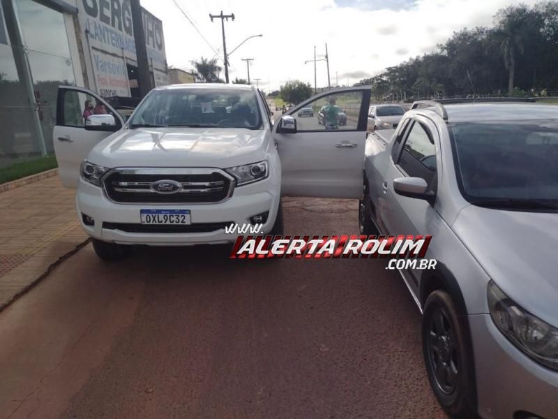Saveiro atinge porta de caminhonete após condutor abri-la para sair do veículo em Rolim de Moura Saveiro atinge porta de caminhonete após condutor abri-la para sair do veículo em Rolim de Moura