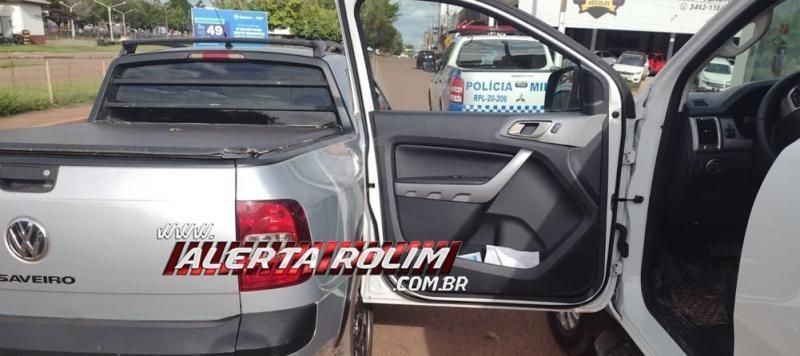 Saveiro atinge porta de caminhonete após condutor abri-la para sair do veículo em Rolim de Moura Saveiro atinge porta de caminhonete após condutor abri-la para sair do veículo em Rolim de Moura