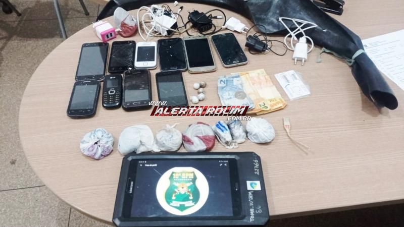 Suspeito é preso pela PM, enquanto tentava arremessar drogas e vários aparelhos celulares para dentro de unidade prisional em Rolim de Moura Suspeito é preso pela PM, enquanto tentava arremessar drogas e vários aparelhos celulares para dentro de unidade prisional em Rolim de Moura
