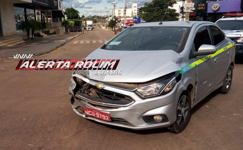 Táxi colide em veiculo de passeio nesta tarde de sábado em Rolim de Moura Táxi colide em veiculo de passeio nesta tarde de sábado em Rolim de Moura