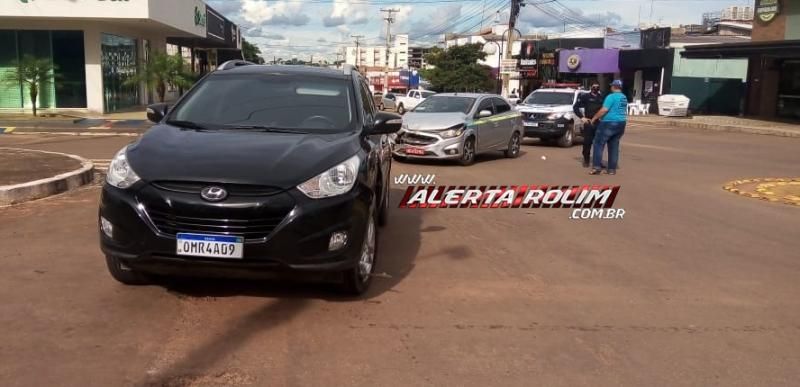Táxi colide em veiculo de passeio nesta tarde de sábado em Rolim de Moura Táxi colide em veiculo de passeio nesta tarde de sábado em Rolim de Moura
