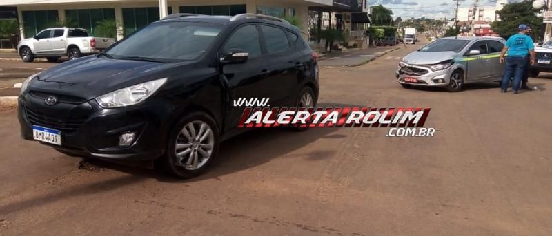 Táxi colide em veiculo de passeio nesta tarde de sábado em Rolim de Moura Táxi colide em veiculo de passeio nesta tarde de sábado em Rolim de Moura