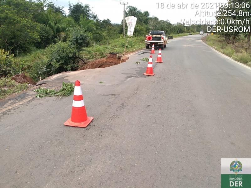 UTILIDADE PÚBLICA - Rodovia 383 está com metade da pista comprometida no trecho que interliga Rolim de Moura a Santa Luzia d UTILIDADE PÚBLICA - Rodovia 383 está com metade da pista comprometida no trecho que interliga Rolim de Moura a Santa Luzia d