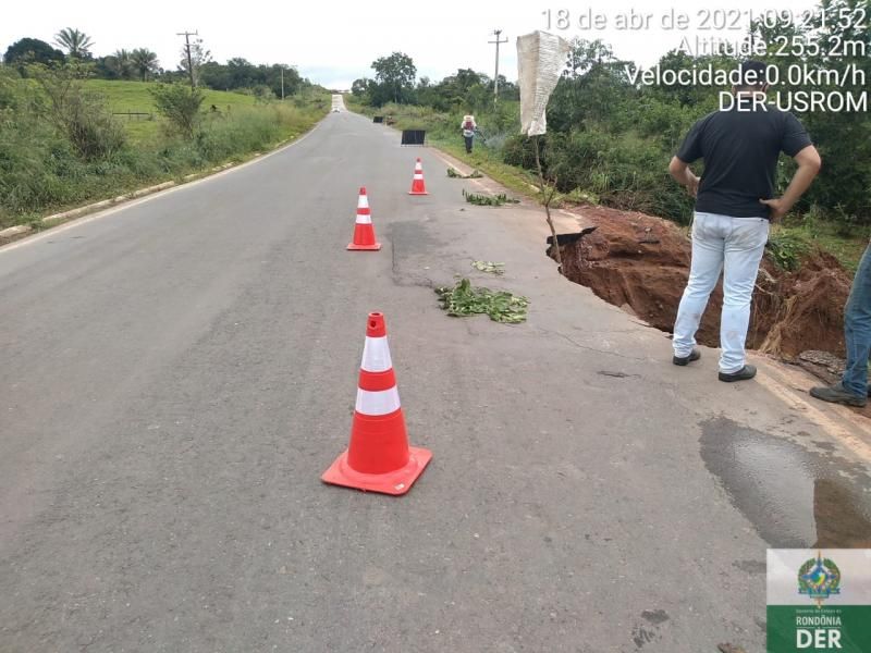 UTILIDADE PÚBLICA - Rodovia 383 está com metade da pista comprometida no trecho que interliga Rolim de Moura a Santa Luzia d UTILIDADE PÚBLICA - Rodovia 383 está com metade da pista comprometida no trecho que interliga Rolim de Moura a Santa Luzia d