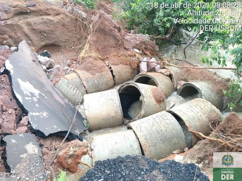 UTILIDADE PÚBLICA - Rodovia 383 está com metade da pista comprometida no trecho que interliga Rolim de Moura a Santa Luzia d UTILIDADE PÚBLICA - Rodovia 383 está com metade da pista comprometida no trecho que interliga Rolim de Moura a Santa Luzia d