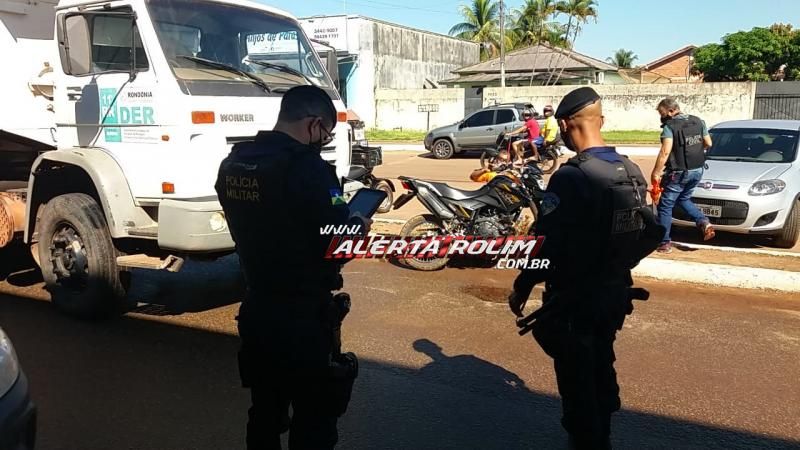 Acidente envolvendo um caminhão do DER e um motociclista de 79 anos é registrado no centro de Rolim de Moura Acidente envolvendo um caminhão do DER e um motociclista de 79 anos é registrado no centro de Rolim de Moura