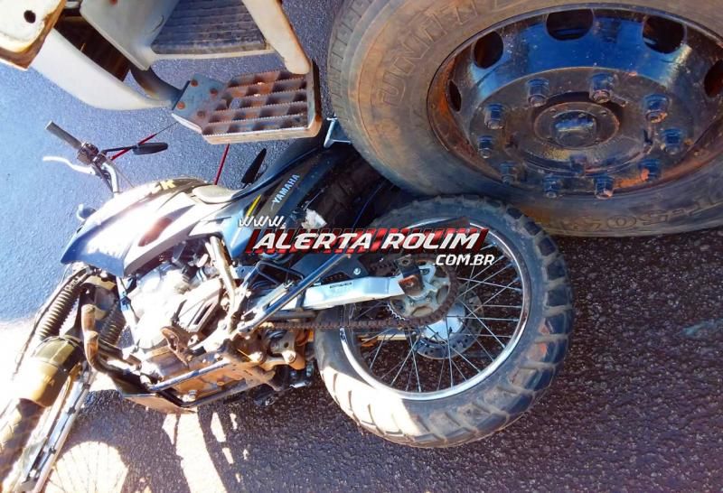Acidente envolvendo um caminhão do DER e um motociclista de 79 anos é registrado no centro de Rolim de Moura Acidente envolvendo um caminhão do DER e um motociclista de 79 anos é registrado no centro de Rolim de Moura