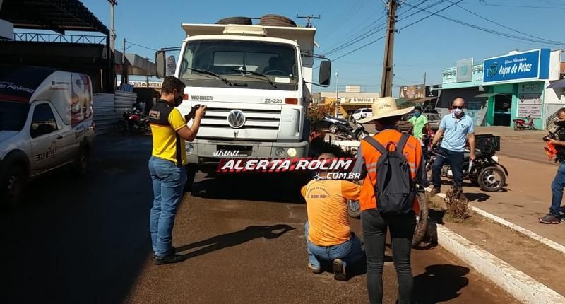 Acidente envolvendo um caminhão do DER e um motociclista de 79 anos é registrado no centro de Rolim de Moura Acidente envolvendo um caminhão do DER e um motociclista de 79 anos é registrado no centro de Rolim de Moura