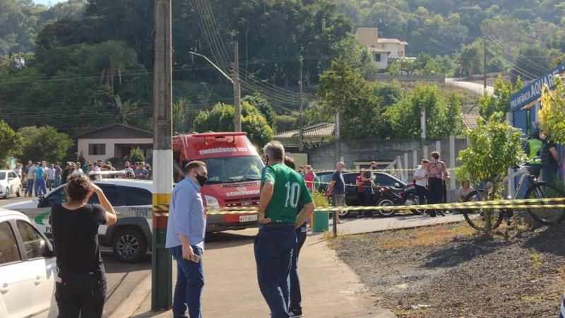 Adolescente invade escola e mata 3 crianças e uma professora em Santa Catarina Adolescente invade escola e mata 3 crianças e uma professora em Santa Catarina