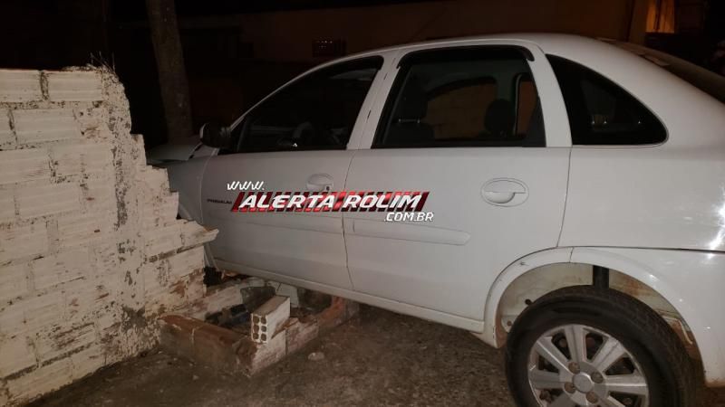Após acidente entre dois veículos, um automóvel atinge um poste e outro atinge o muro de uma residência em Rolim de Moura; duas pessoas foram socorridas pelos bombeiros Após acidente entre dois veículos, um automóvel atinge um poste e outro atinge o muro de uma residência em Rolim de Moura; duas pessoas foram socorridas pelos bombeiros