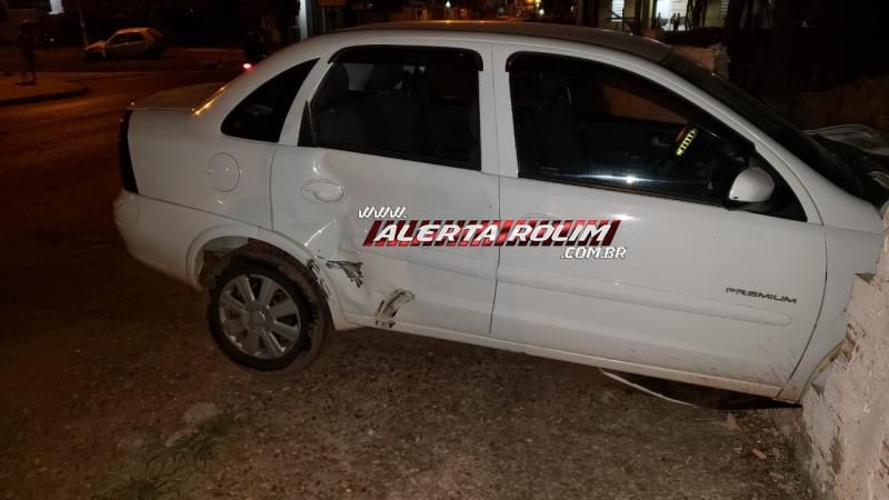 Após acidente entre dois veículos, um automóvel atinge um poste e outro atinge o muro de uma residência em Rolim de Moura; duas pessoas foram socorridas pelos bombeiros Após acidente entre dois veículos, um automóvel atinge um poste e outro atinge o muro de uma residência em Rolim de Moura; duas pessoas foram socorridas pelos bombeiros