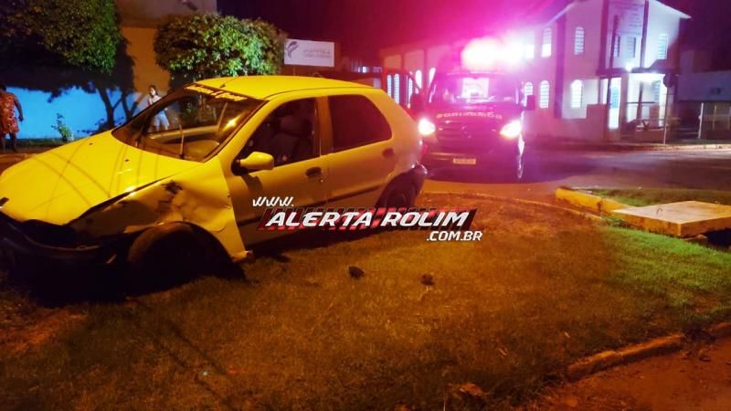 Após acidente entre dois veículos, um automóvel atinge um poste e outro atinge o muro de uma residência em Rolim de Moura; duas pessoas foram socorridas pelos bombeiros Após acidente entre dois veículos, um automóvel atinge um poste e outro atinge o muro de uma residência em Rolim de Moura; duas pessoas foram socorridas pelos bombeiros