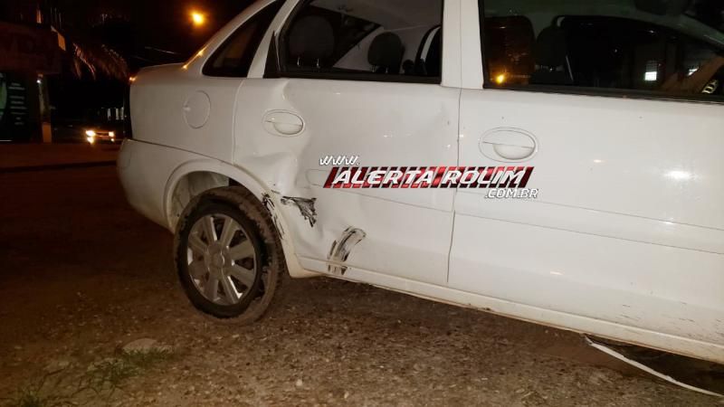 Após acidente entre dois veículos, um automóvel atinge um poste e outro atinge o muro de uma residência em Rolim de Moura; duas pessoas foram socorridas pelos bombeiros Após acidente entre dois veículos, um automóvel atinge um poste e outro atinge o muro de uma residência em Rolim de Moura; duas pessoas foram socorridas pelos bombeiros