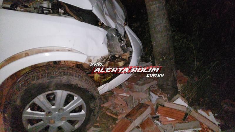 Após acidente entre dois veículos, um automóvel atinge um poste e outro atinge o muro de uma residência em Rolim de Moura; duas pessoas foram socorridas pelos bombeiros Após acidente entre dois veículos, um automóvel atinge um poste e outro atinge o muro de uma residência em Rolim de Moura; duas pessoas foram socorridas pelos bombeiros