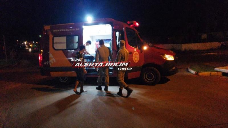Após acidente entre dois veículos, um automóvel atinge um poste e outro atinge o muro de uma residência em Rolim de Moura; duas pessoas foram socorridas pelos bombeiros Após acidente entre dois veículos, um automóvel atinge um poste e outro atinge o muro de uma residência em Rolim de Moura; duas pessoas foram socorridas pelos bombeiros