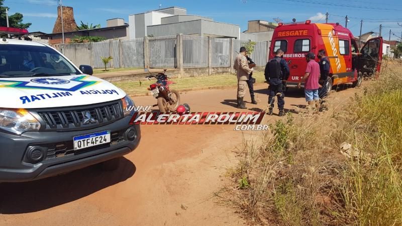 Bombeiros e PM atendem ocorrência de queda de moto na Rua Parnaíba em Rolim de Moura Bombeiros e PM atendem ocorrência de queda de moto na Rua Parnaíba em Rolim de Moura