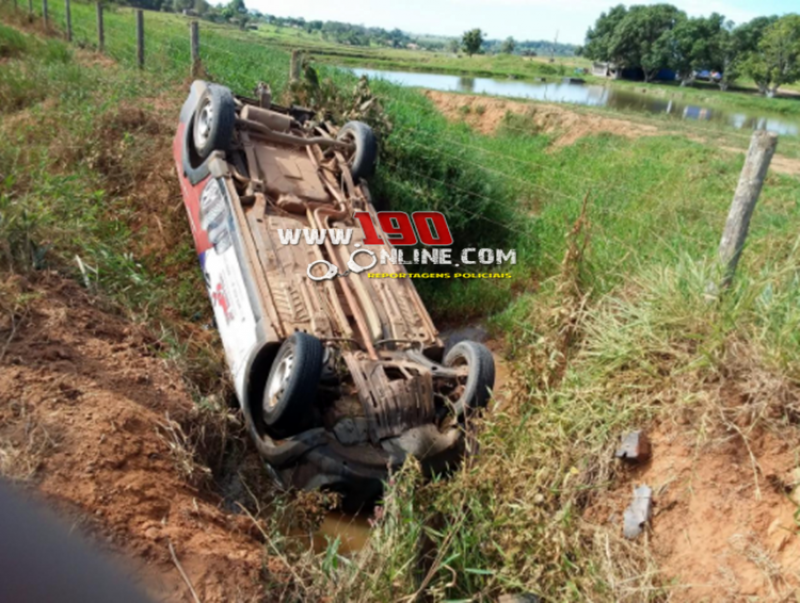 Caminhonete capota, enquanto o motorista realizava uma curva na Linha 160 em Alta Floresta Caminhonete capota, enquanto o motorista realizava uma curva na Linha 160 em Alta Floresta