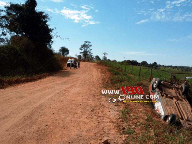 Caminhonete capota, enquanto o motorista realizava uma curva na Linha 160 em Alta Floresta Caminhonete capota, enquanto o motorista realizava uma curva na Linha 160 em Alta Floresta