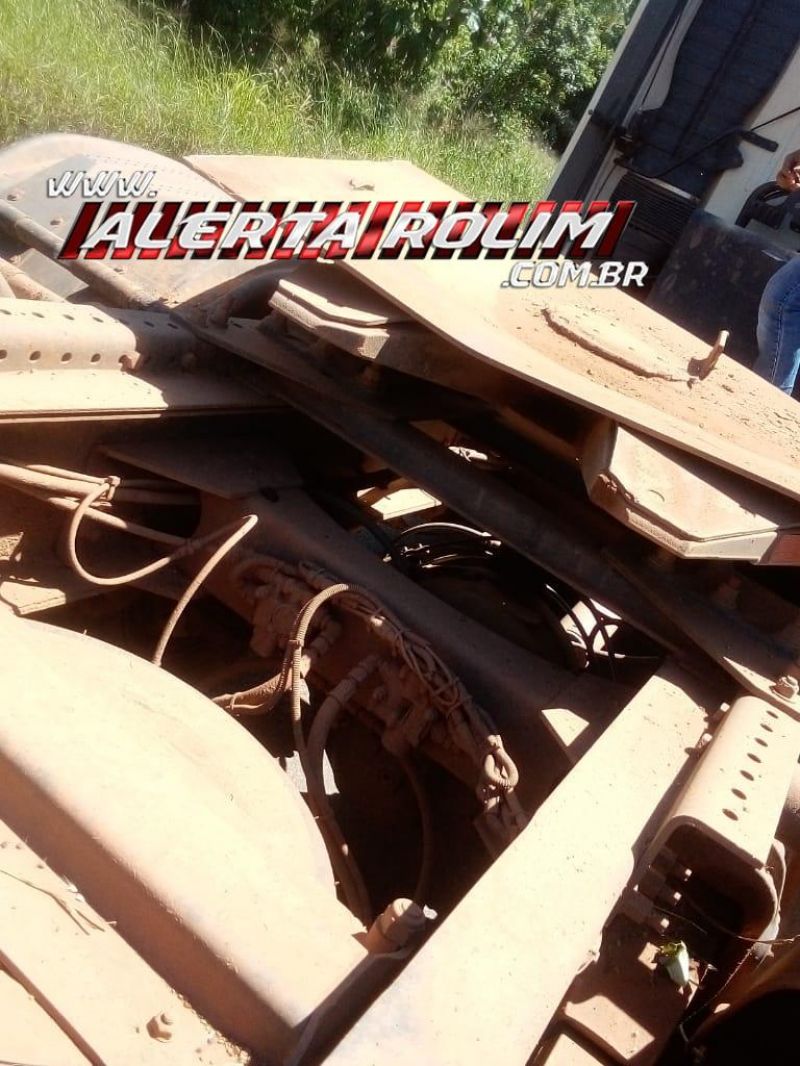 Carreta carregada com 85 cabeças de gado tomba após sofrer pane, na RO-489 em São Felipe; 75 garrotes morreram - Veja o vídeo Carreta carregada com 85 cabeças de gado tomba após sofrer pane, na RO-489 em São Felipe; 75 garrotes morreram - Veja o vídeo