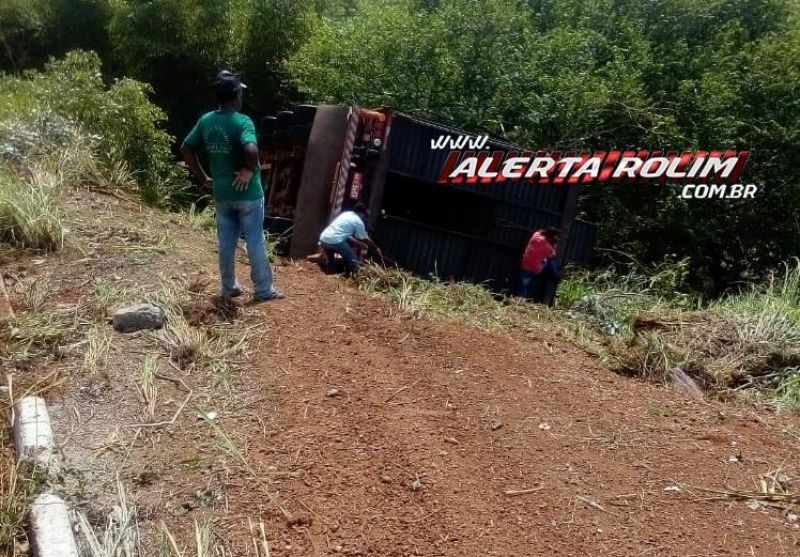 Carreta carregada com 85 cabeças de gado tomba após sofrer pane, na RO-489 em São Felipe; 75 garrotes morreram - Veja o vídeo Carreta carregada com 85 cabeças de gado tomba após sofrer pane, na RO-489 em São Felipe; 75 garrotes morreram - Veja o vídeo