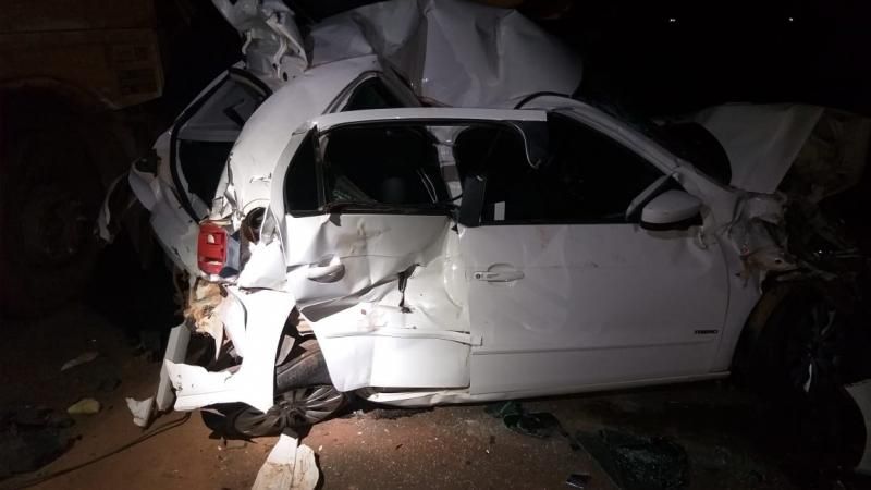 Carro é prensado por duas carretas na BR-364, em Vilhena Carro é prensado por duas carretas na BR-364, em Vilhena