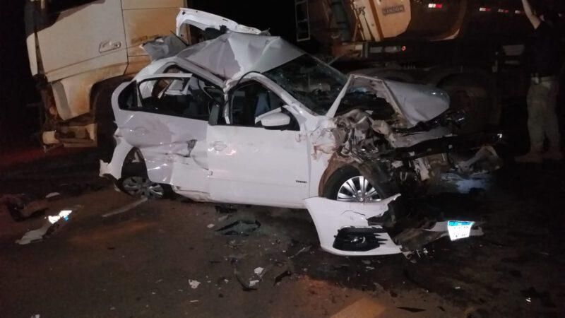 Carro é prensado por duas carretas na BR-364, em Vilhena Carro é prensado por duas carretas na BR-364, em Vilhena