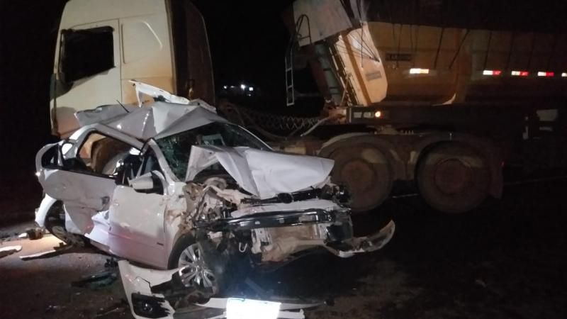 Carro é prensado por duas carretas na BR-364, em Vilhena Carro é prensado por duas carretas na BR-364, em Vilhena