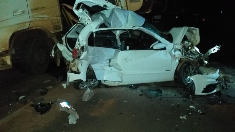 Carro é prensado por duas carretas na BR-364, em Vilhena Carro é prensado por duas carretas na BR-364, em Vilhena