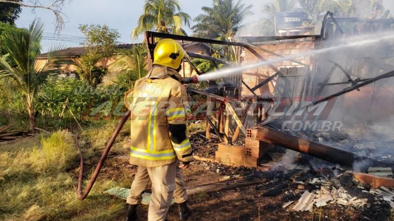 Casa em madeira é consumida por incêndio no Bairro Beira Rio nesta tarde de segunda-feira em Rolim de Moura Casa em madeira é consumida por incêndio no Bairro Beira Rio nesta tarde de segunda-feira em Rolim de Moura