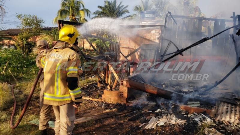 Casa em madeira é consumida por incêndio no Bairro Beira Rio nesta tarde de segunda-feira em Rolim de Moura Casa em madeira é consumida por incêndio no Bairro Beira Rio nesta tarde de segunda-feira em Rolim de Moura