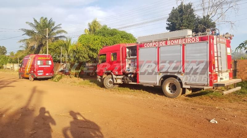 Casa em madeira é consumida por incêndio no Bairro Beira Rio nesta tarde de segunda-feira em Rolim de Moura Casa em madeira é consumida por incêndio no Bairro Beira Rio nesta tarde de segunda-feira em Rolim de Moura