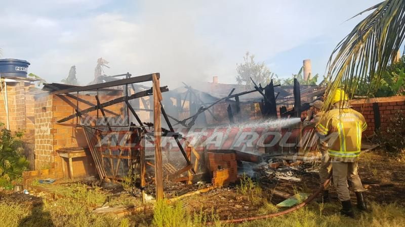 Casa em madeira é consumida por incêndio no Bairro Beira Rio nesta tarde de segunda-feira em Rolim de Moura Casa em madeira é consumida por incêndio no Bairro Beira Rio nesta tarde de segunda-feira em Rolim de Moura