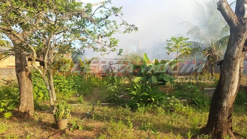 Casa em madeira é consumida por incêndio no Bairro Beira Rio nesta tarde de segunda-feira em Rolim de Moura Casa em madeira é consumida por incêndio no Bairro Beira Rio nesta tarde de segunda-feira em Rolim de Moura