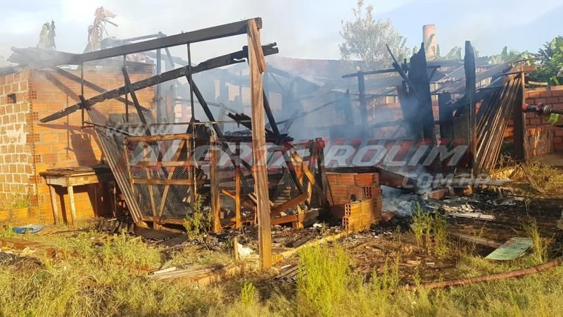 Casa em madeira é consumida por incêndio no Bairro Beira Rio nesta tarde de segunda-feira em Rolim de Moura Casa em madeira é consumida por incêndio no Bairro Beira Rio nesta tarde de segunda-feira em Rolim de Moura