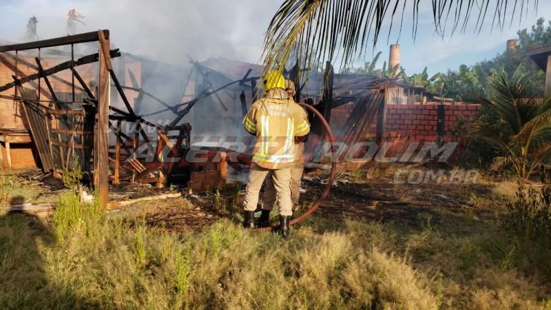 Casa em madeira é consumida por incêndio no Bairro Beira Rio nesta tarde de segunda-feira em Rolim de Moura Casa em madeira é consumida por incêndio no Bairro Beira Rio nesta tarde de segunda-feira em Rolim de Moura