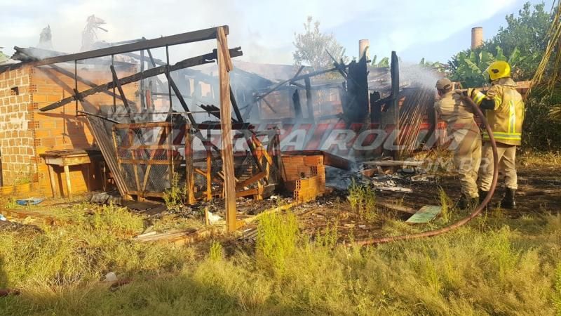 Casa em madeira é consumida por incêndio no Bairro Beira Rio nesta tarde de segunda-feira em Rolim de Moura Casa em madeira é consumida por incêndio no Bairro Beira Rio nesta tarde de segunda-feira em Rolim de Moura