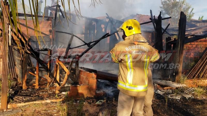 Casa em madeira é consumida por incêndio no Bairro Beira Rio nesta tarde de segunda-feira em Rolim de Moura Casa em madeira é consumida por incêndio no Bairro Beira Rio nesta tarde de segunda-feira em Rolim de Moura