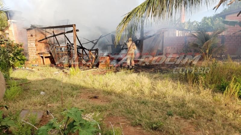 Casa em madeira é consumida por incêndio no Bairro Beira Rio nesta tarde de segunda-feira em Rolim de Moura Casa em madeira é consumida por incêndio no Bairro Beira Rio nesta tarde de segunda-feira em Rolim de Moura