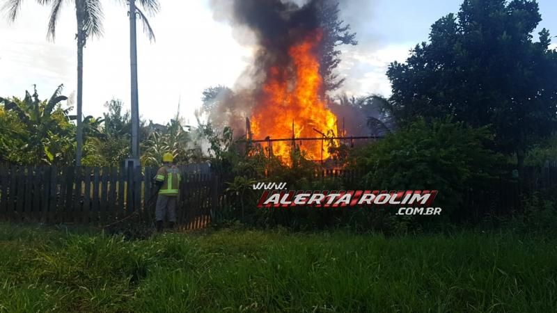 Casa em madeira é consumida por incêndio no Bairro Olímpico em Rolim de Moura Casa em madeira é consumida por incêndio no Bairro Olímpico em Rolim de Moura