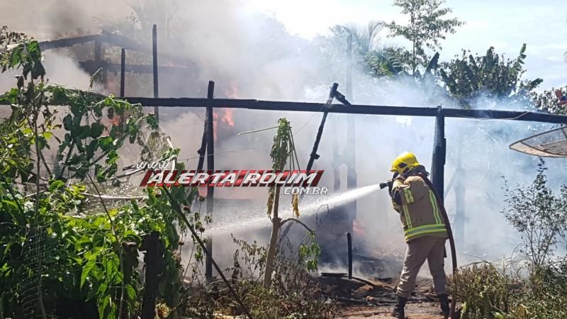 Casa em madeira é consumida por incêndio no Bairro Olímpico em Rolim de Moura Casa em madeira é consumida por incêndio no Bairro Olímpico em Rolim de Moura